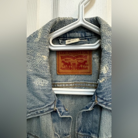 Levi’s Cutoff Vest with Print Detail on Back - Picture 3 of 4